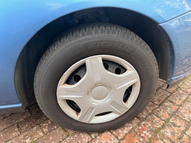 Fahrzeugabbildung Ford Focus 1.4 Ambiente wenig Km KLIMA & AHZV