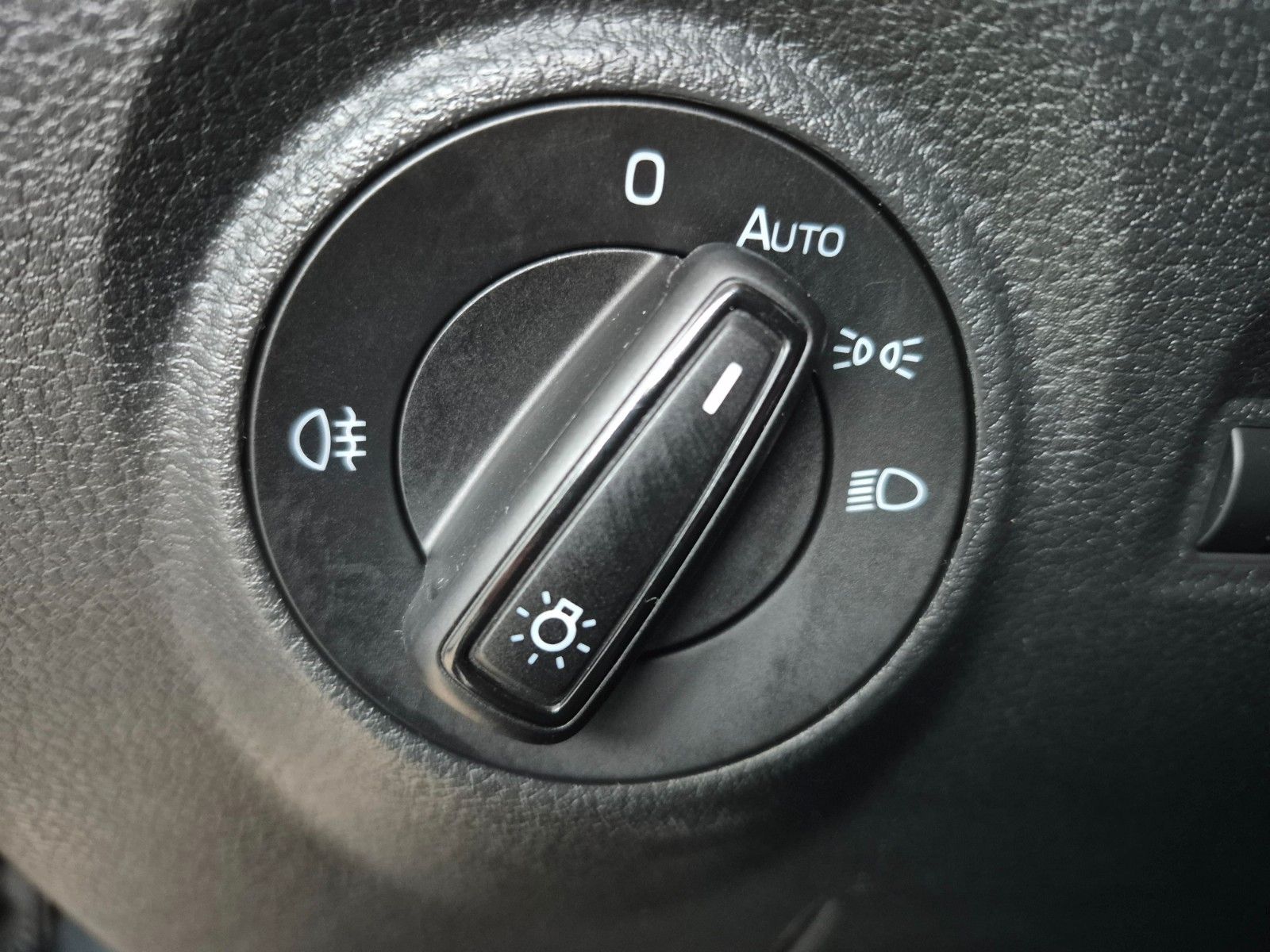 Fahrzeugabbildung SKODA Fabia 1.2TSI 66kW Ambition *Allwetterreifen*
