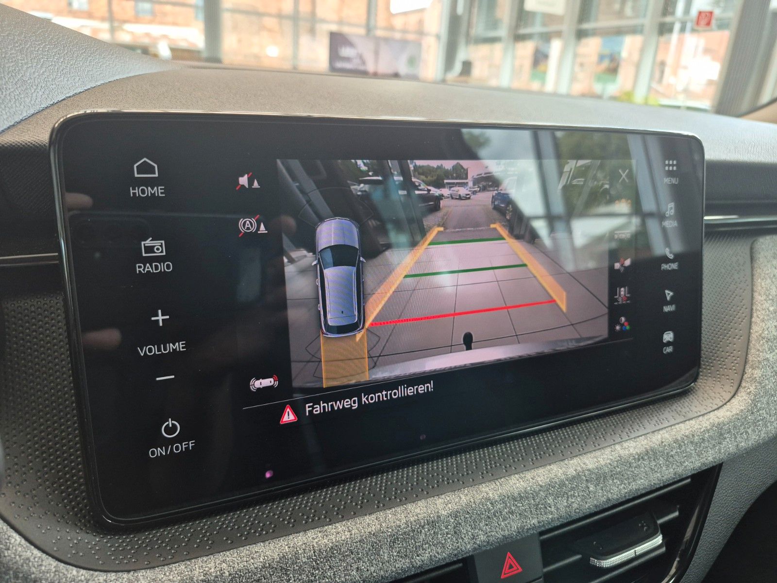 Fahrzeugabbildung SKODA Kamiq 1.0 TSI DSG TOUR *GJR, AHZ, Navi*