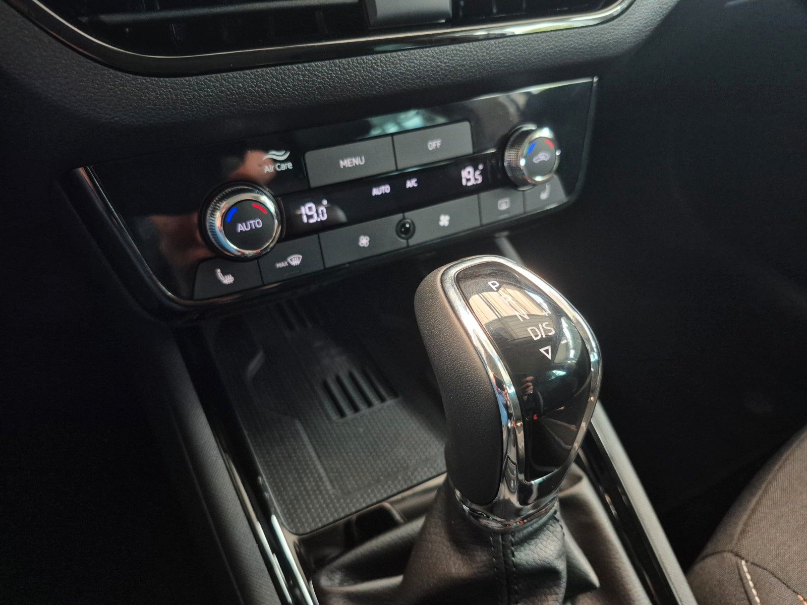 Fahrzeugabbildung SKODA Kamiq 1.0 TSI DSG TOUR *GJR, AHZ, Navi*