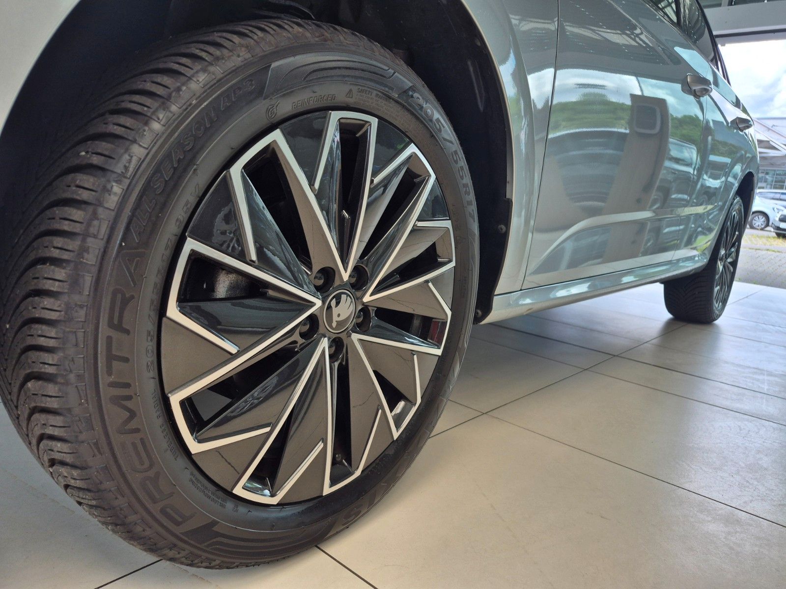 Fahrzeugabbildung SKODA Kamiq 1.0 TSI DSG TOUR *GJR, AHZ, Navi*