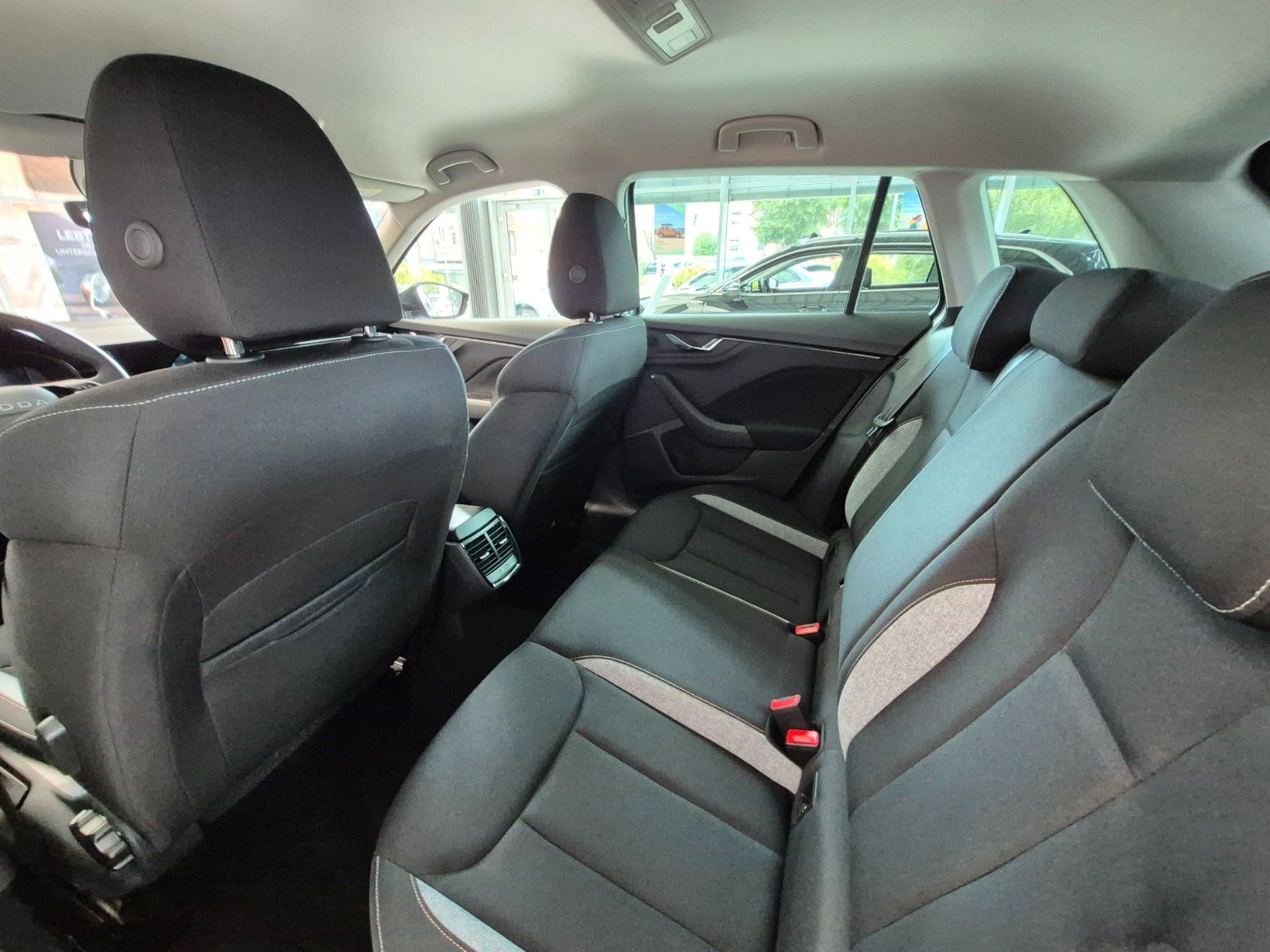 Fahrzeugabbildung SKODA Kamiq 1.0 TSI DSG TOUR *GJR, AHZ, Navi*