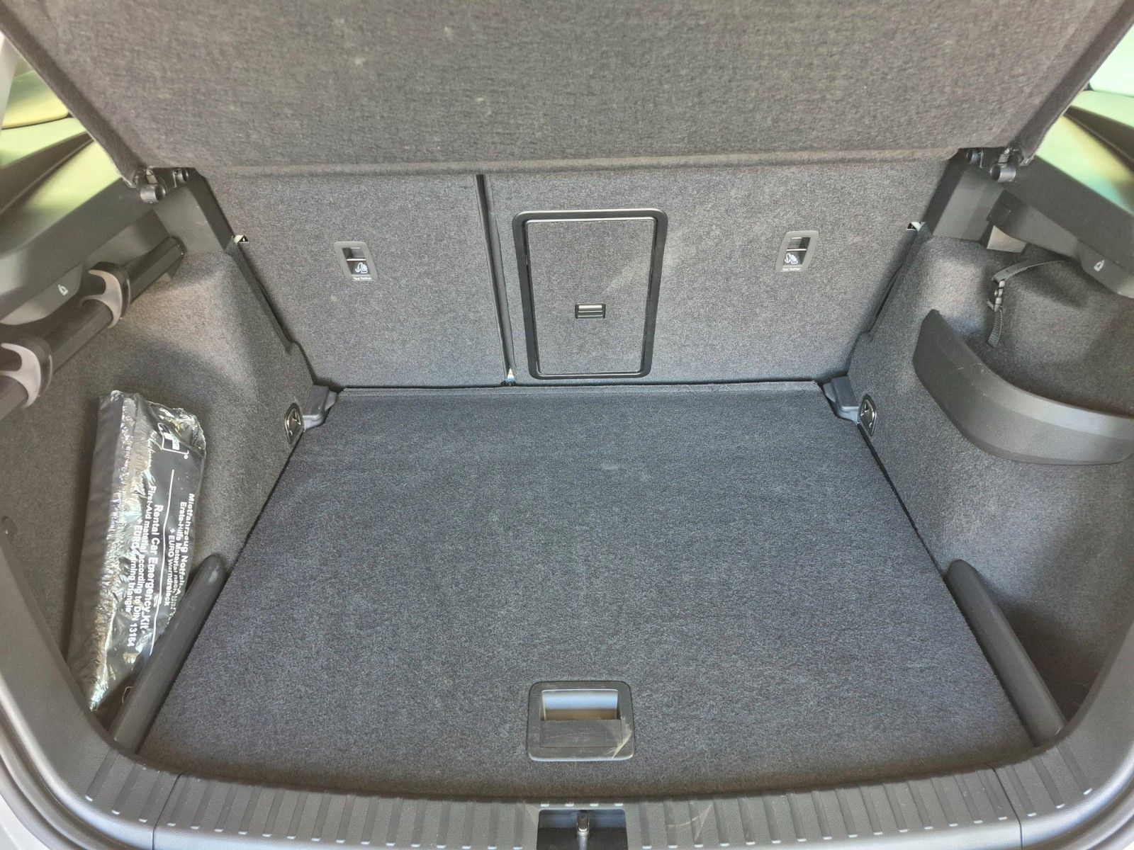 Fahrzeugabbildung SKODA Karoq 1.5 TSI DSG Tour *AHZ, NAVI, MATRIX*