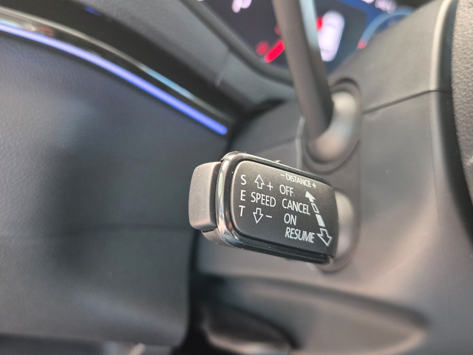 Fahrzeugabbildung SKODA Karoq 1.5 TSI DSG Tour *AHZ, NAVI, MATRIX*