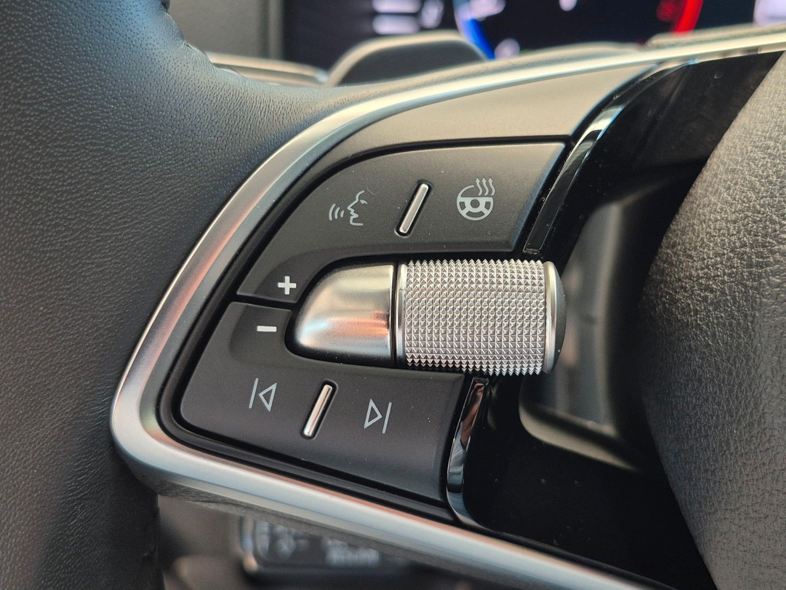Fahrzeugabbildung SKODA Karoq 1.5 TSI DSG Tour *AHZ, NAVI, MATRIX*