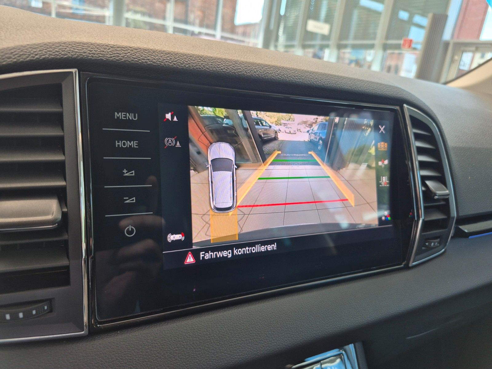 Fahrzeugabbildung SKODA Karoq 1.5 TSI DSG Tour *AHZ, NAVI, MATRIX*