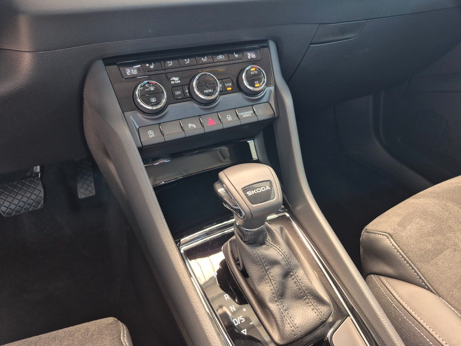 Fahrzeugabbildung SKODA Karoq 1.5 TSI DSG Tour *AHZ, NAVI, MATRIX*