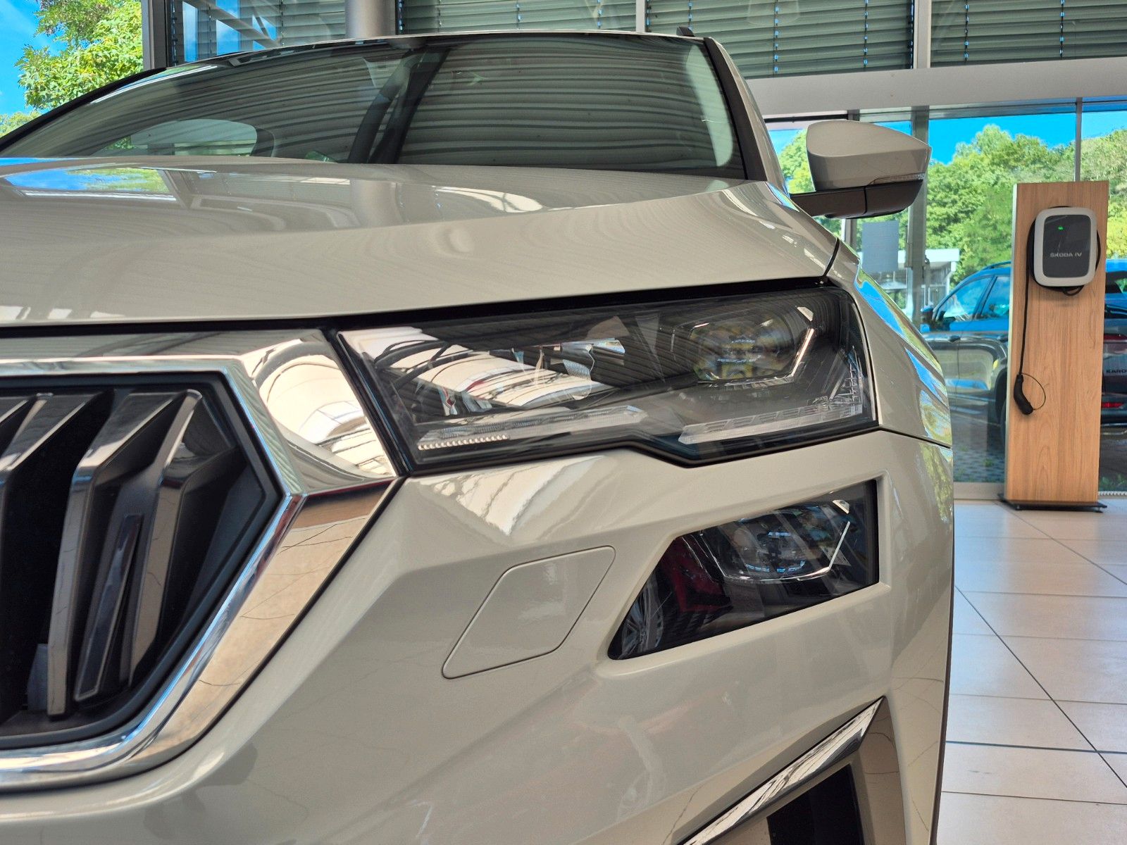 Fahrzeugabbildung SKODA Karoq 1.5 TSI DSG Tour *AHZ, NAVI, MATRIX*