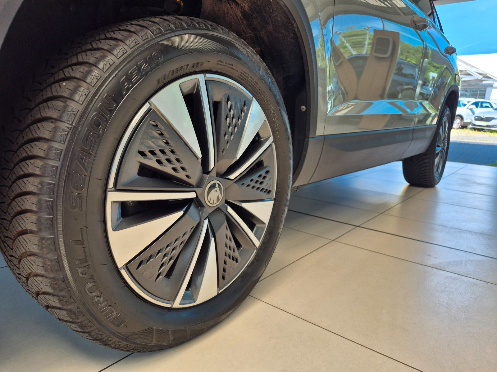 Fahrzeugabbildung SKODA Karoq 1.5 TSI DSG Tour *AHZ, NAVI, MATRIX*