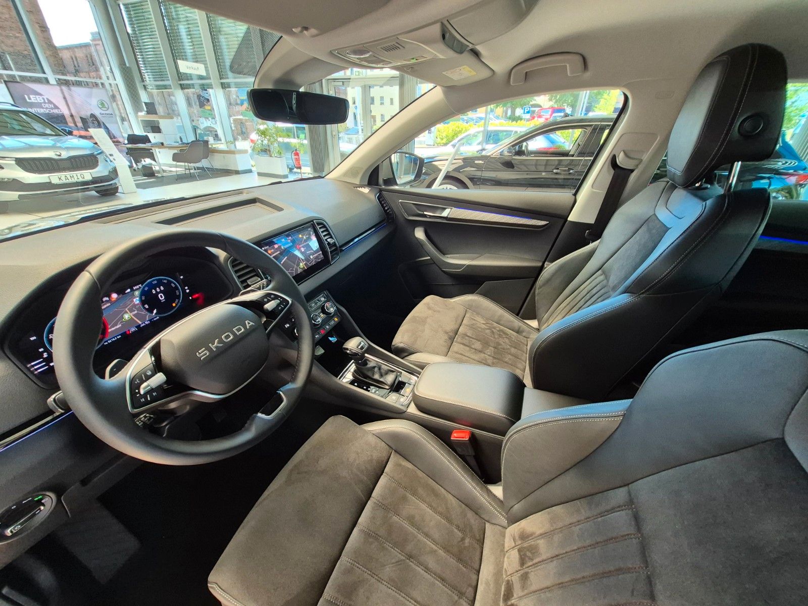 Fahrzeugabbildung SKODA Karoq 1.5 TSI DSG Tour *AHZ, NAVI, MATRIX*
