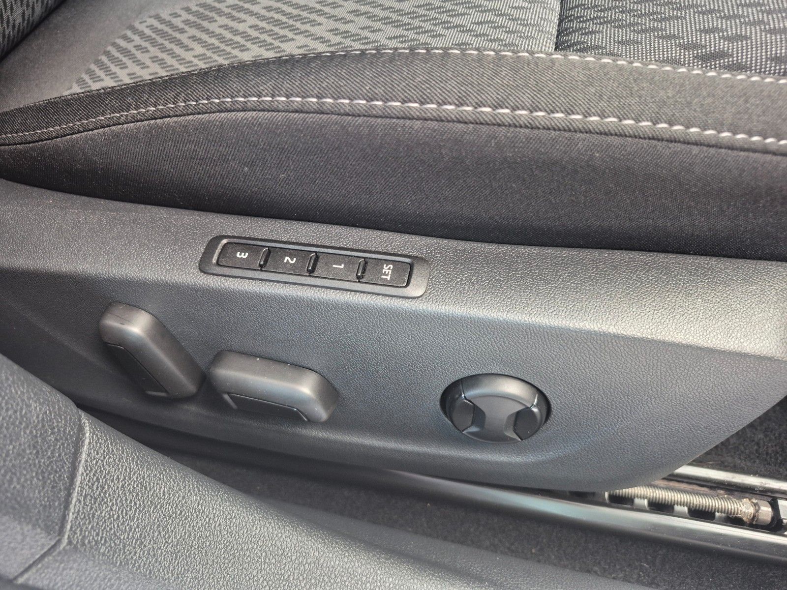 Fahrzeugabbildung SKODA Octavia Combi 2.0 TDI DSG Style *WKR, AHZ, HUD*