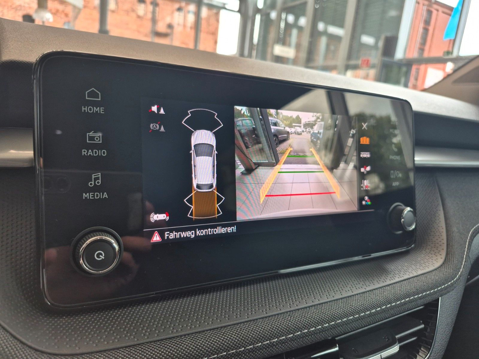 Fahrzeugabbildung SKODA Fabia 1.0 TSI Tour *WKR, beheiz. Lenkrad & WSS*