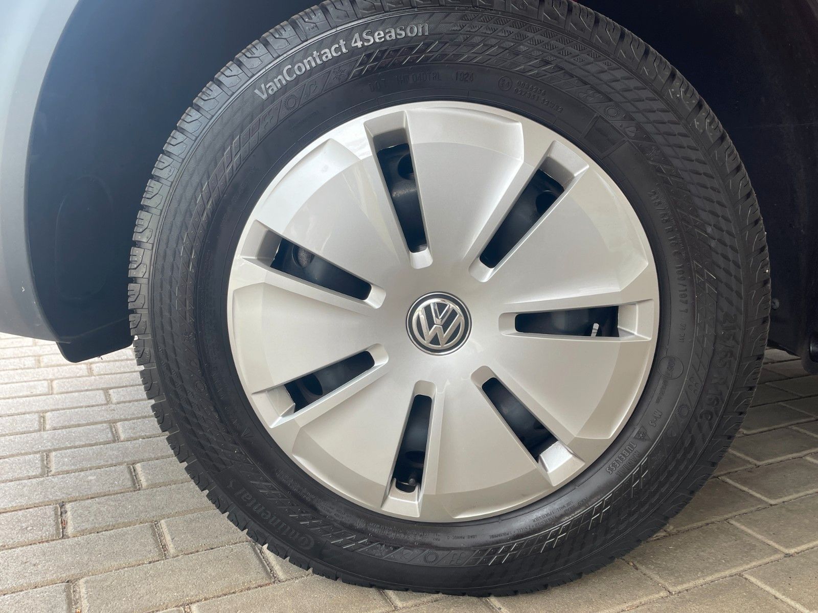 Fahrzeugabbildung Volkswagen T6 Transporter 6.1 Kombi 2.0 l TDI