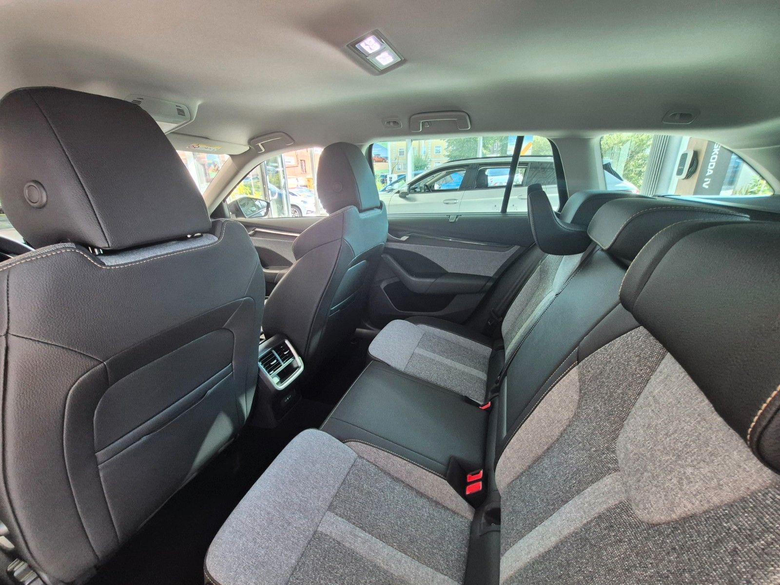 Fahrzeugabbildung SKODA Octavia Combi 1.5 TSI DSG Selection *GJR, Navi*