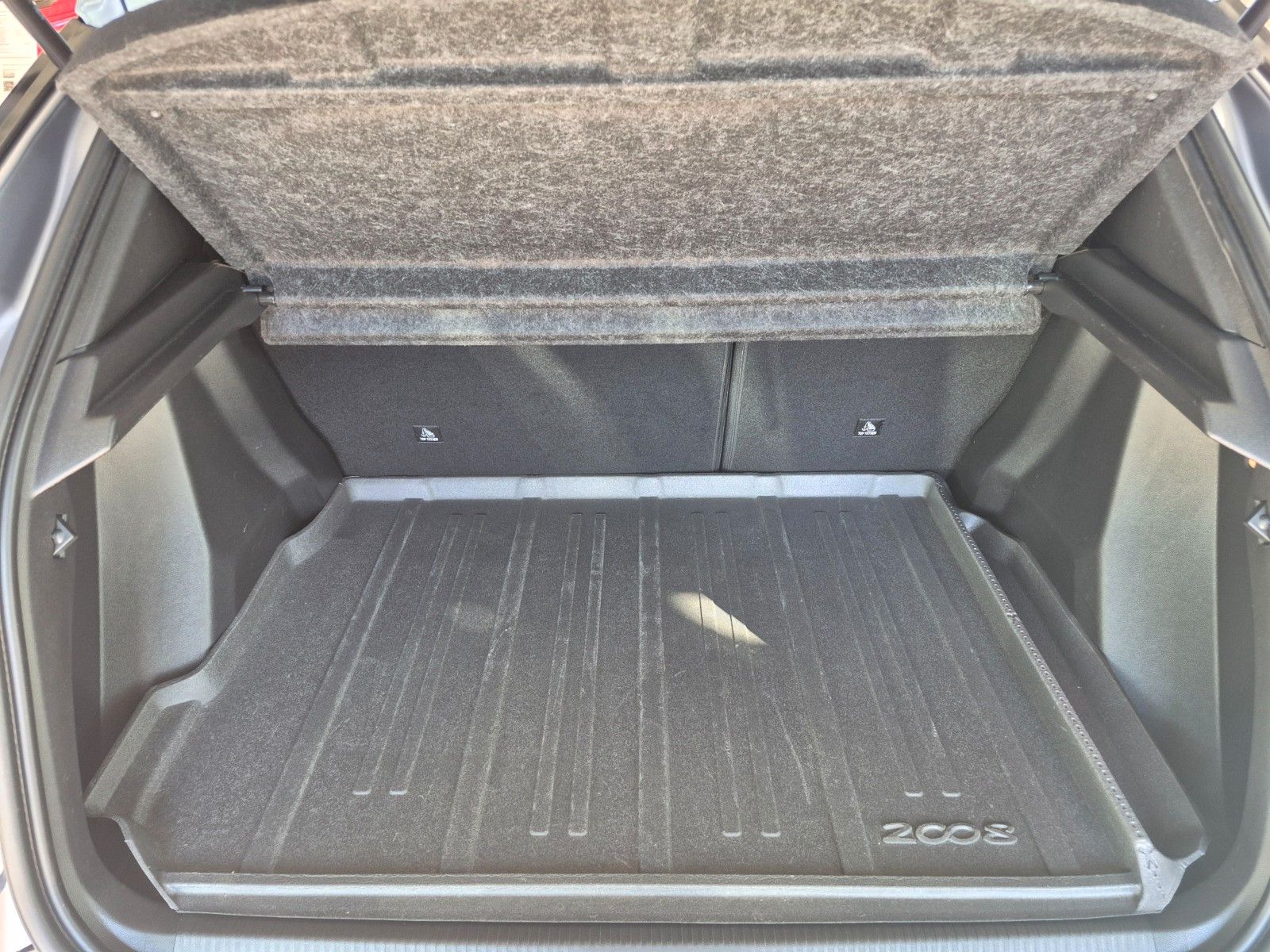 Fahrzeugabbildung Peugeot 2008 1.2 PureTech 130 Allure *Ganzjahresreifen*