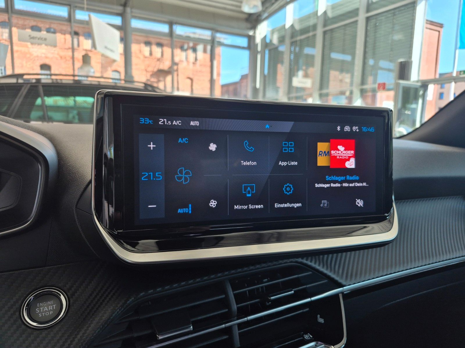 Fahrzeugabbildung Peugeot 2008 1.2 PureTech 130 Allure *Ganzjahresreifen*