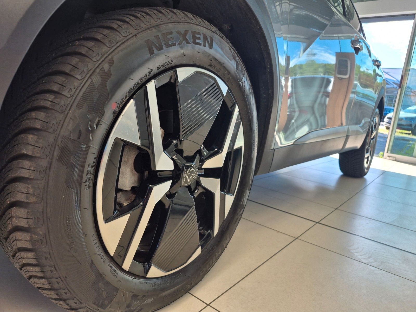 Fahrzeugabbildung Peugeot 2008 1.2 PureTech 130 Allure *Ganzjahresreifen*