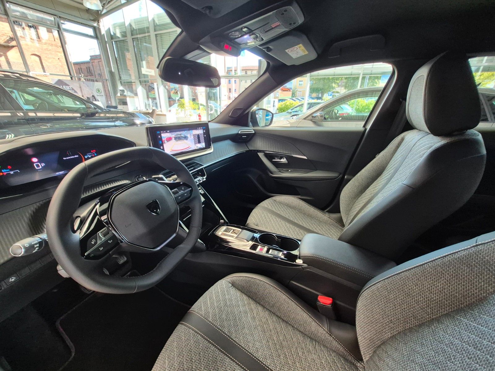 Fahrzeugabbildung Peugeot 2008 1.2 PureTech 130 Allure *Ganzjahresreifen*