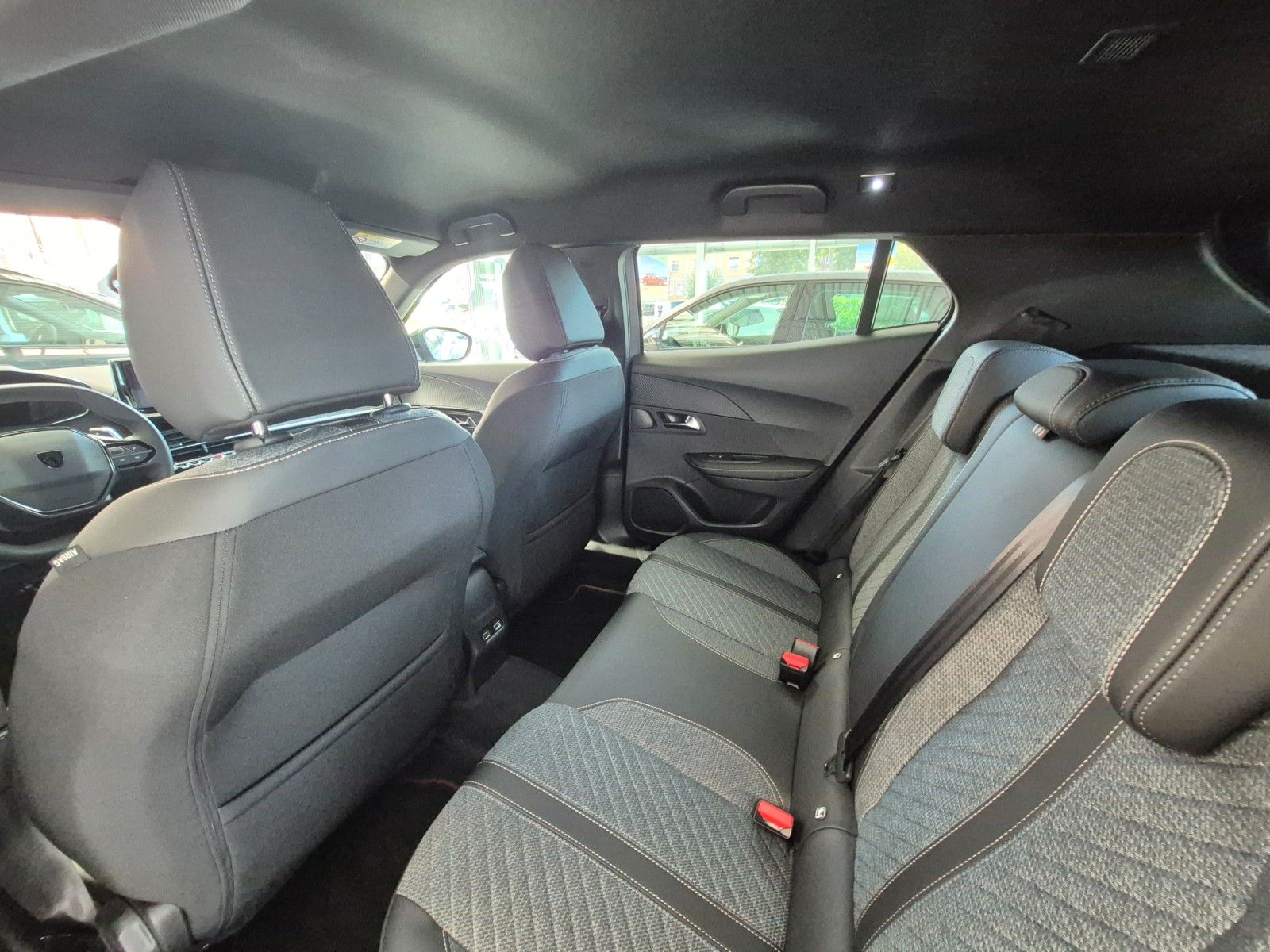 Fahrzeugabbildung Peugeot 2008 1.2 PureTech 130 Allure *Ganzjahresreifen*