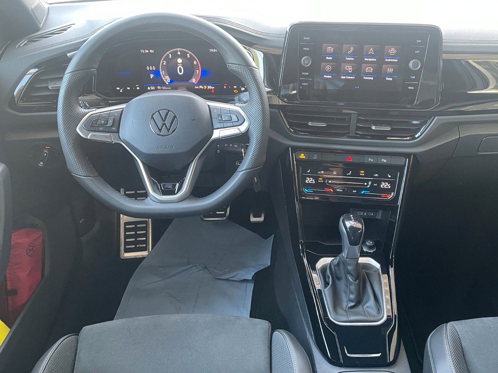 Fahrzeugabbildung Volkswagen T-Roc 1.5 TSI OPF DSG R-Line