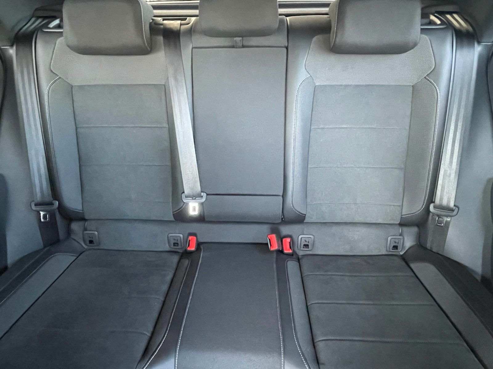Fahrzeugabbildung Volkswagen T-Roc 1.5 TSI OPF DSG R-Line
