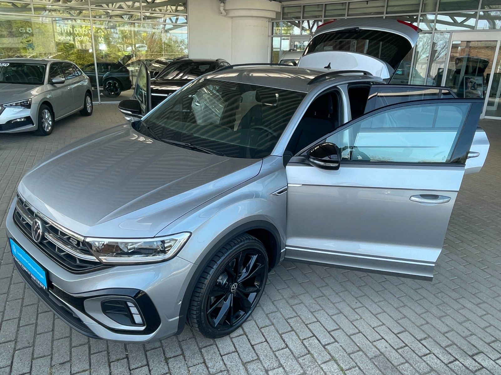 Fahrzeugabbildung Volkswagen T-Roc 1.5 TSI OPF DSG R-Line