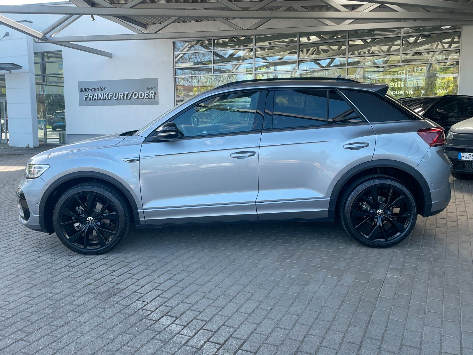 Fahrzeugabbildung Volkswagen T-Roc 1.5 TSI OPF DSG R-Line