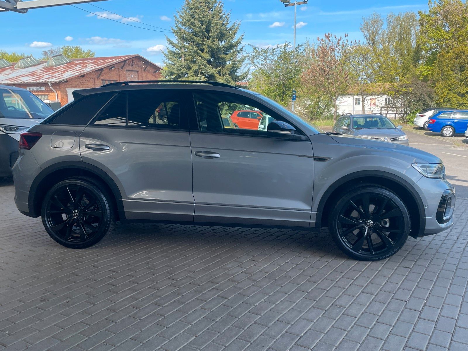 Fahrzeugabbildung Volkswagen T-Roc 1.5 TSI OPF DSG R-Line