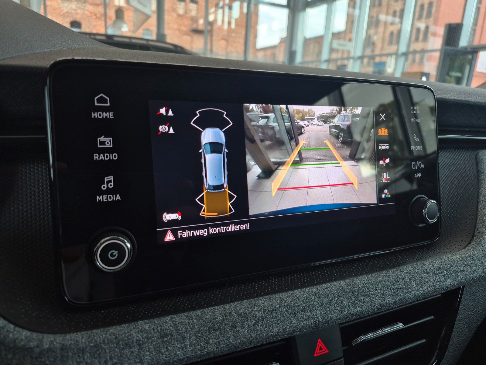 Fahrzeugabbildung SKODA Scala 1.0 TSI TOUR *inkl. Winterräder*
