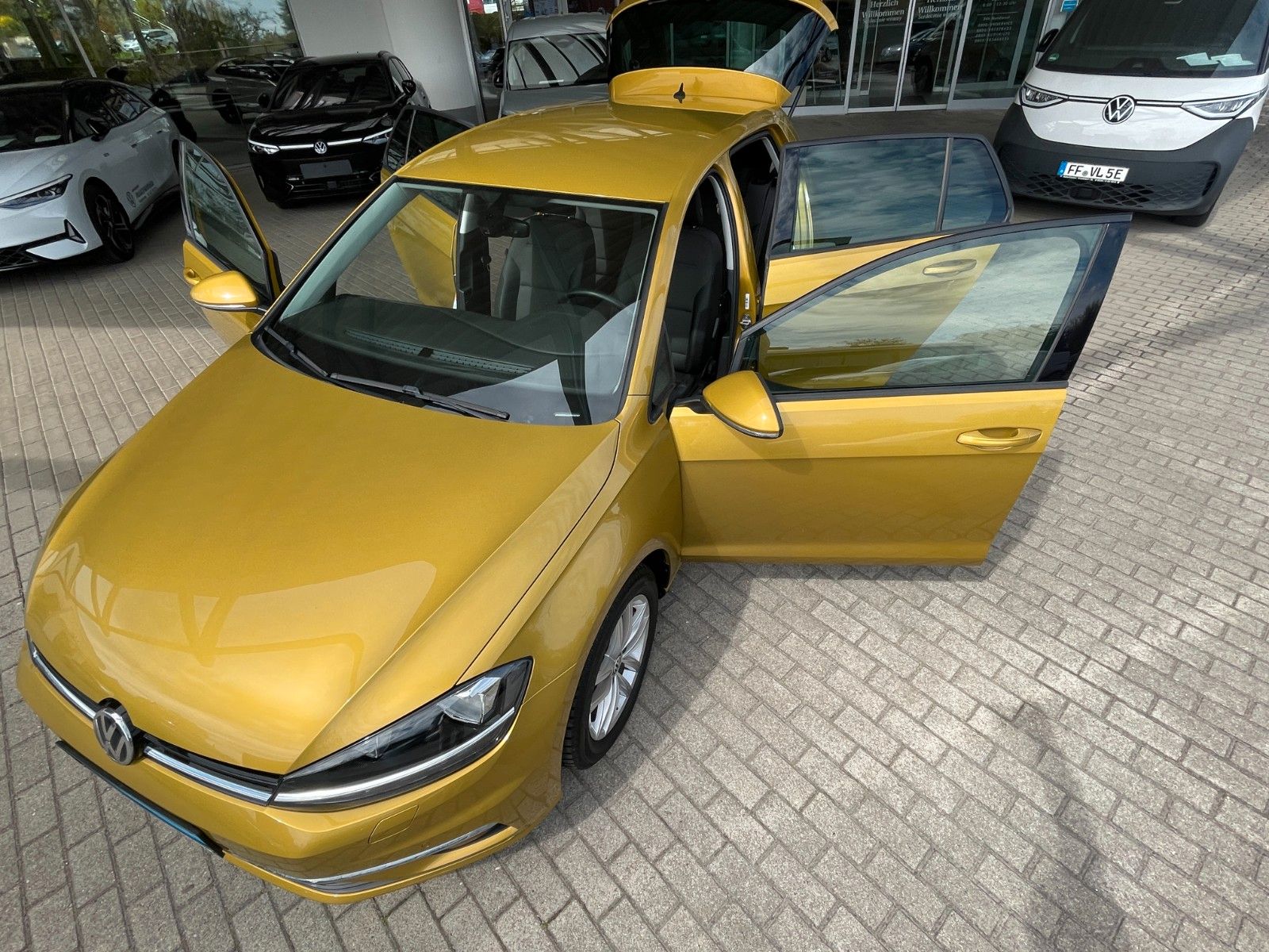 Fahrzeugabbildung Volkswagen Golf 2.0 TDI DSG Comfortline