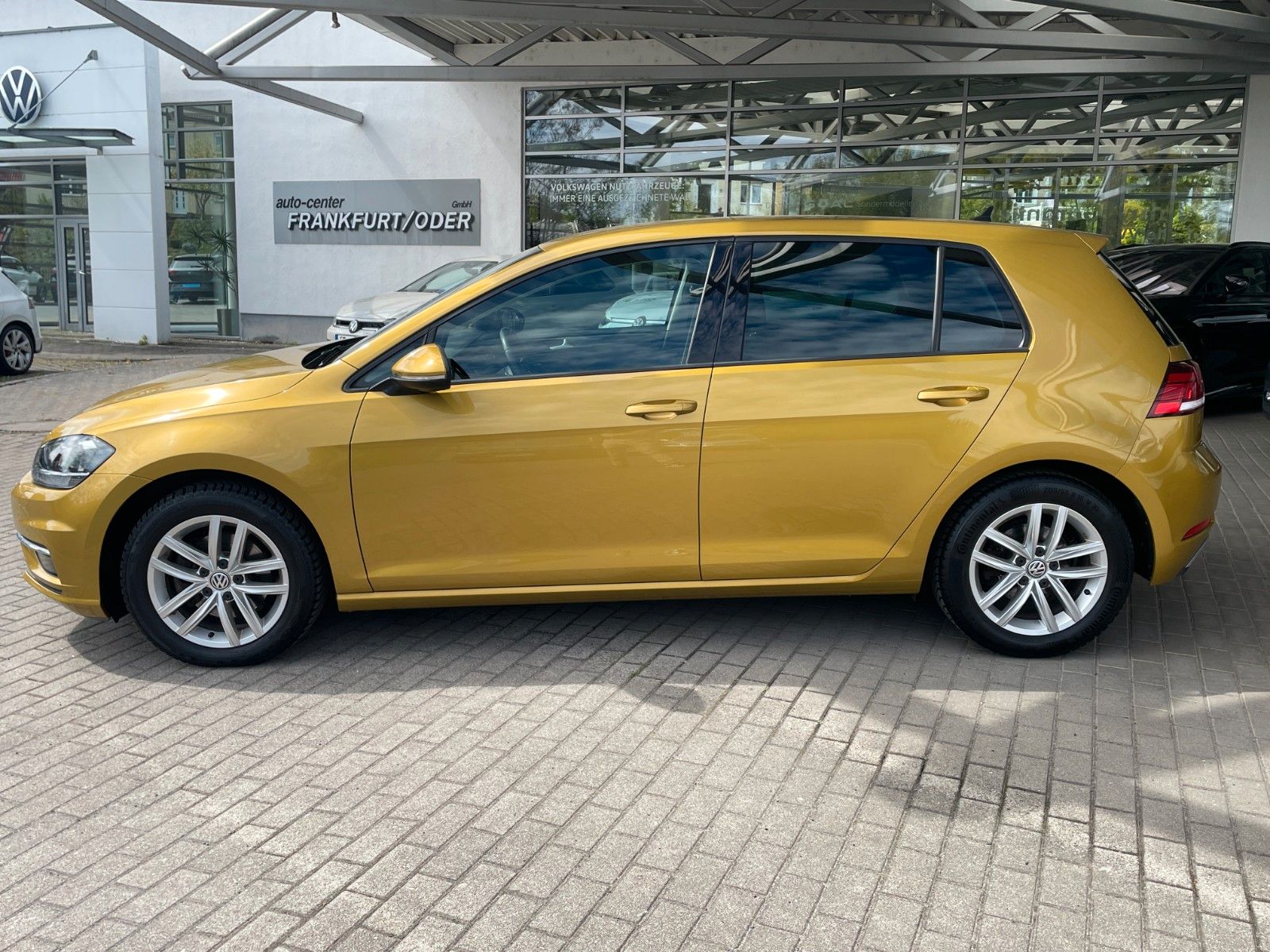 Fahrzeugabbildung Volkswagen Golf 2.0 TDI DSG Comfortline