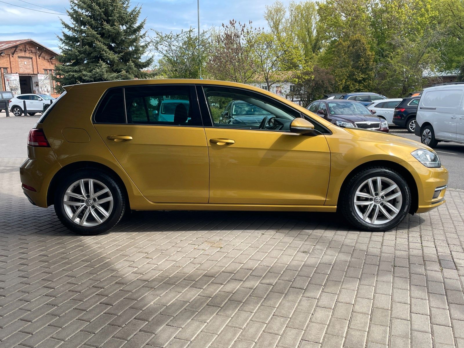 Fahrzeugabbildung Volkswagen Golf 2.0 TDI DSG Comfortline
