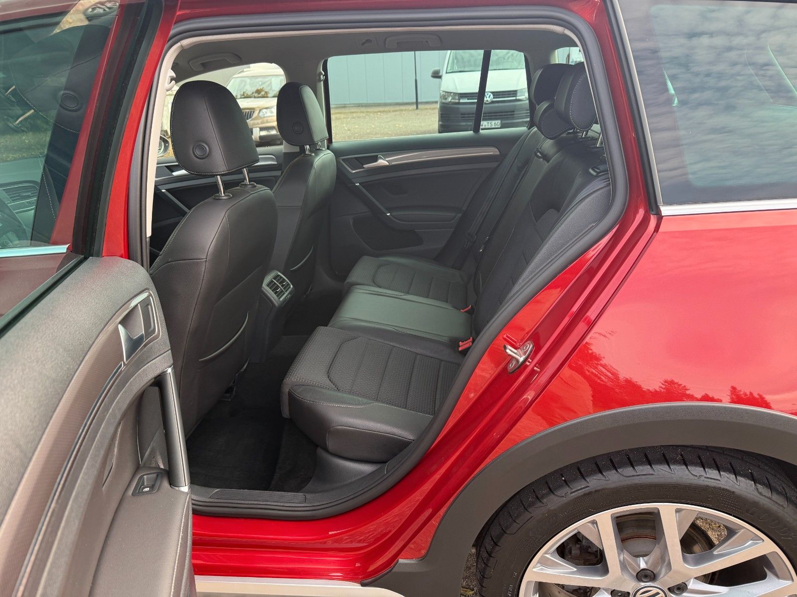 Fahrzeugabbildung Volkswagen Alltrack Variant*WKR*Dachträger*SH*Kamera